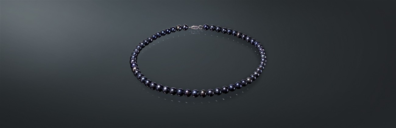 Ожерелье из чёрного пресноводного жемчуга, с замком из серебра 925˚. ч085м40с
