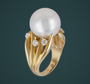 Кольцо с жемчугом бриллианты 8422: белый морской жемчуг, золото 585°