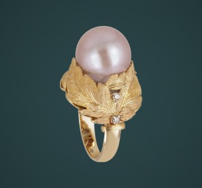 Кольцо с жемчугом бриллианты 0105.0748: лиловый морской жемчуг, золото 585°