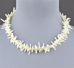 Бусы из белого коралла