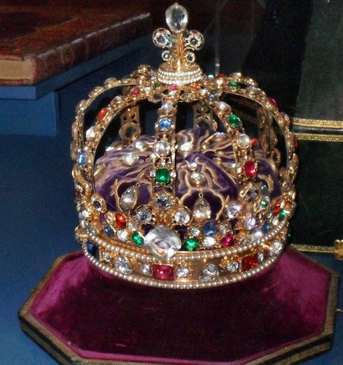 18 бриллиантов-кабошонов в короне Людовика XV